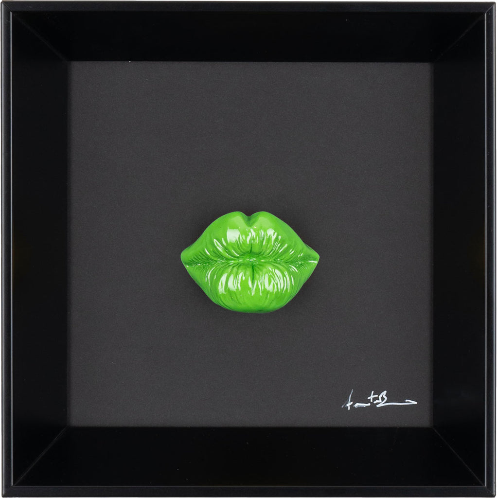 ‘O bacio - scultura in resina colorata lucida su quadro fondo nero (vers. 19x19)